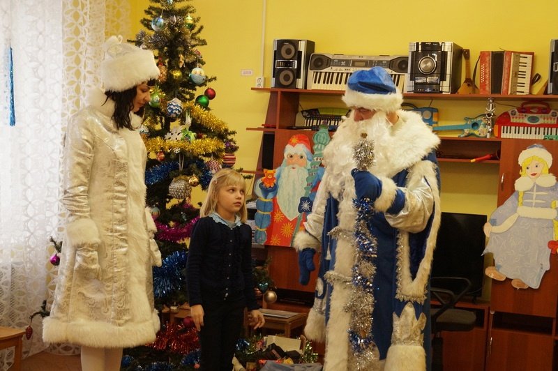 Полицейский Дед Мороз порадовал воспитанников боровичского социального приюта для детей и подростков