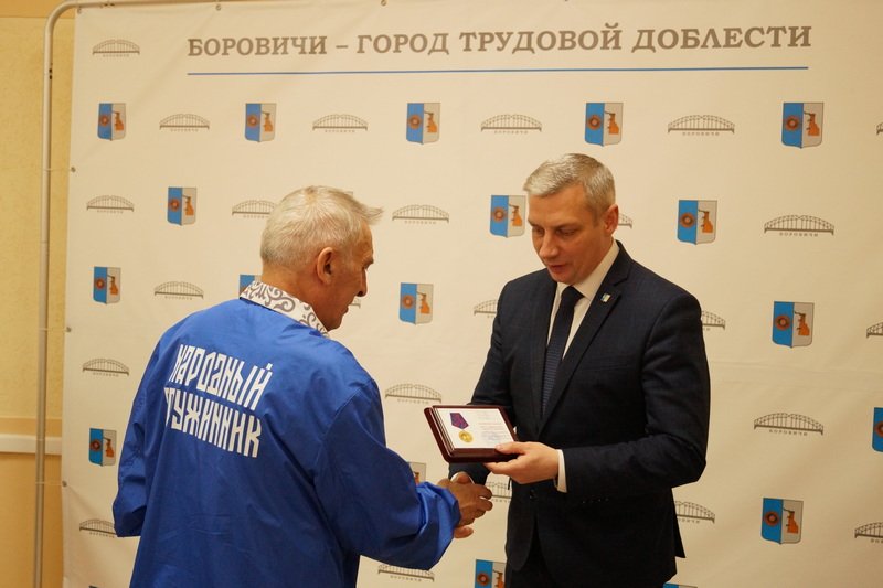 В Боровичах наградили медалями представителей ДНД
